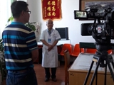 杨学锋医生在敦煌世界文化博览会作为医疗卫生保障专家接受敦煌电视台采访